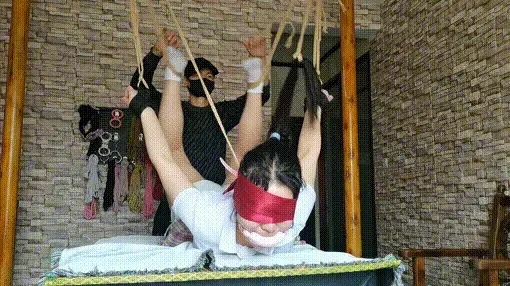 宋思琪趴在桌子上，四肢被吊起来 大三学生宋思琪趴在桌子上，四肢吊起来，蒙眼堵嘴，长长的头发也吊起来，挠痒、鞭打放置。视频解压密码：chuxin     -           -<br>一绳所爱绳艺体验店面向全国爱好者开放，本店提供绳艺捆绑模特服务、体验女绳师捆绑服务、体验长时间囚禁服务、绳艺教学培训、绳艺交流会、场地出租、专业麻绳销售，原创视频套图销售、作品私人定制、模特原味丝袜出售等，另外本店招募同好合作伙伴。微信：351552501初心