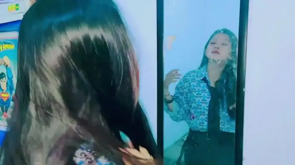 漂亮女学生在家中被绑架，下药并绑在椅子上 戴兜帽的男人用胶带封住艾达的嘴，绑住她的躯干、胳膊和腿，强迫她坐在椅子上，他开始在护士站里翻找。 艾达几乎可以猜到蒙面人在寻找什么。<br><br>“该死的！他们说这里会有一些毒品！” 他说。 “他们在哪？？”<br><br>这些药物将在药房。 但似乎艾达不能指望从一个聪明的头脑中获得太多知识。<br><br>“嗯嗯嗯嗯嗯嗯嗯嗯嗯嗯嗯嗯嗯！” 艾达试图告诉他，在护士站找到他们是没有用的。<br><br>“住口！” 那个男人叫道。<br><br>然而，尖叫了几分钟后，那个男人终于再次将头转向了阿依达。<br><br>为国内买家链接谷歌驱动器<br><span style='color:#b0b0b0;'>[隐藏文字，购买后可见]</span>