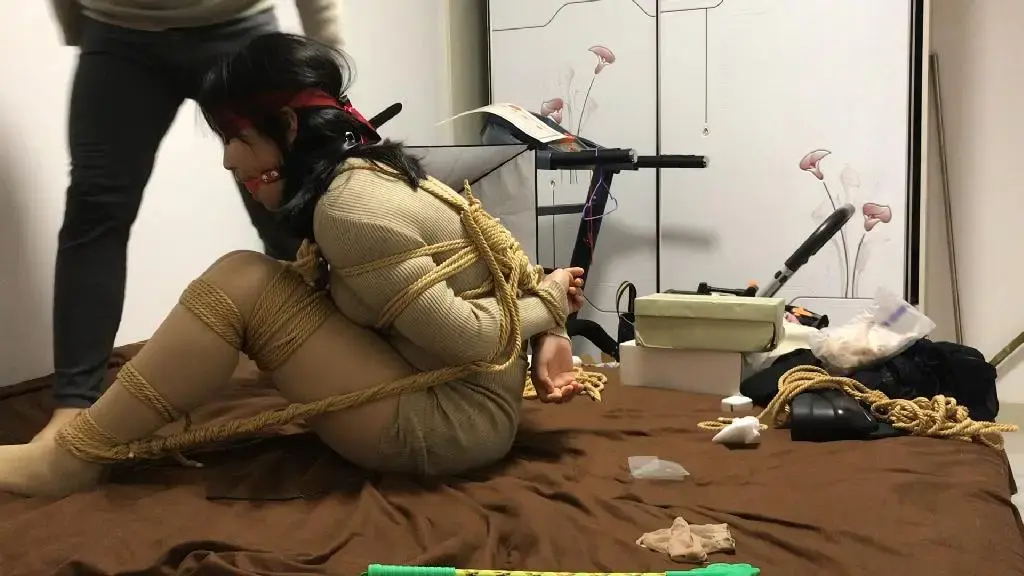 电击器玩弄挣扎、连衣裙、肉丝、丝袜胶布嘟嘴，后期换口球     本次视频拍摄是应客户要求拍摄，出后半期剪辑版本，是可播放部分。<br>肉丝日式胸缚，电击器玩弄，折磨丝袜脚，叫苦连连丝，袜堵嘴胶带缠住，折腿绑住，全身挠痒，这小脚丫好玩儿，近一小时的视频，M最后嘴都不敢说话了<br>最后解开后还意犹未尽地想在试下电击器<br>招兼职女绳模，欢迎定拍交流 qq 1547839110<br>另外山东潍坊地区招收兼职女绳模，女M 同好 素质交流，可接受视频语音双向调教<br>出售原味衣物   可乐inrey  
