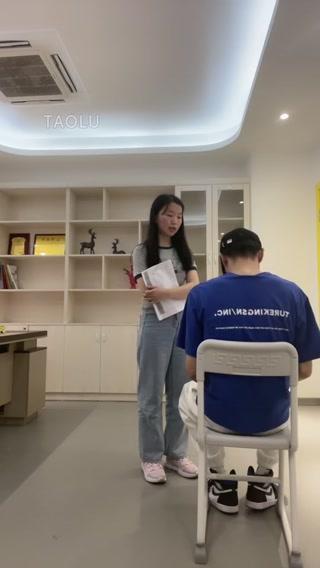 【狗哥M】音乐老师教训不听话的学生 【狗哥M】音乐老师教训不听话的学生<br>音乐课上王老师讲课学生不认真听讲<br>好说歹说说了三遍还是不听<br>不但不听讲学生还敢灯顶嘴<br>于是王老师直接把学生关进小黑屋<br>在没有摄像头的地方<br>用耳光和水晶丝袜美脚把坏学生好好教育的一顿<br>（PS这是音乐系素人小姐姐第二次来，就喜欢素人的原汁原味！）<br>购买链接：<span style='color:#b0b0b0;'>[隐藏文字，购买后可见]</span>