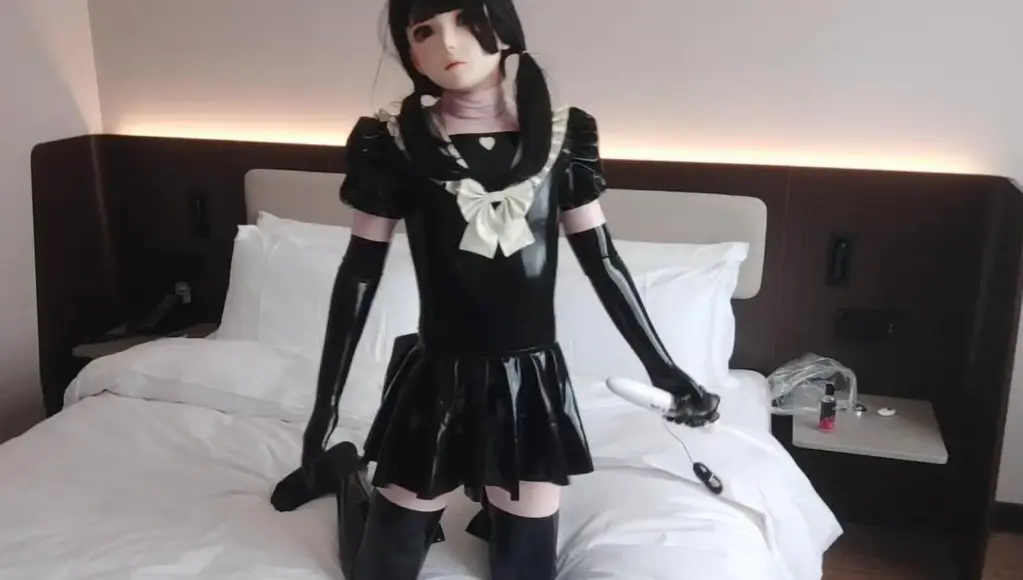 乳胶jk战斗服kigurumi玩耍2 之前上传的第一集受到了大家的支持和关注，第二集加入了新的小玩具哦，在新道具的使用下星河很快就坚持不住了……(来自南京的萌新刚刚入坑，是m哦，喜欢胶衣，kig，bdsm，寻找同好一起玩耍拍视频，有经验的s更好啦，有兴趣的可以加Q204887249，希望大家多多支持，今后会推出更加精彩的视频哦～)