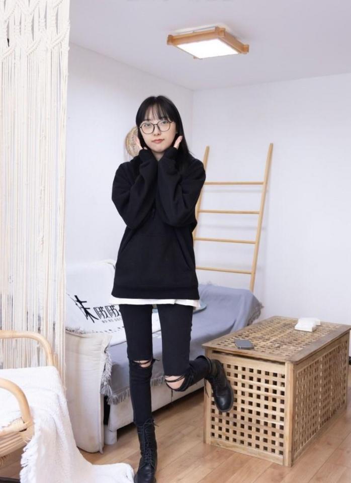 袜啵啵061期：稚予-短靴、白棉袜、裸足 袜啵啵061期：稚予-短靴、白棉袜、裸足<br>原创作者：袜啵啵<br>购买链接：<span style='color:#b0b0b0;'>[隐藏文字，购买后可见]</span>