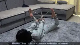 【新月原创】【红豆】驷马训练器 挠脚心 睡衣裸足绑脚趾 JK肉丝带眼罩+手铐 【新月工作室】定拍交流：QQ：1003187439 原味找她们：3104988182 小洛（红豆） 2389316626 玉箫 3560530071雨涵 3451471253佳怡<br>约绑攻略有售直接找我！本工作室正式启动会员优惠折扣方案，请有兴趣的同好加Q：3104988182详询，所有图片都是GIF小动画<br>第一次众筹的作品，因为之前是为了想众筹这个驷马训练器才尝试的，后来已经试了几次了，效果很不错，这次让豆子试试连脚趾都绑上挠她。然后换JK肉丝，加一幅臂铐什么的，给她好好体会体会。希望大家喜欢