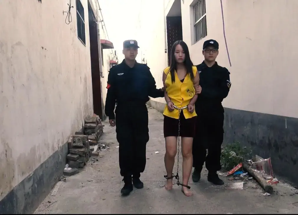 法制女犯片《凋落》   女犯戴镣打扫卫生劳动改造 法制女犯片《凋落》出炉了，这部片反应年轻少女经不住社会花花世界的诱惑，走到了犯罪的不道路，剧情丰富多彩，值得欣赏，可以定拍的 QQ342642509    