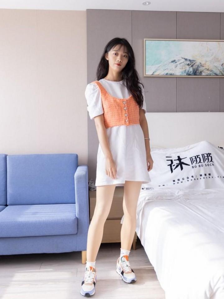 袜啵啵062期：涵涵-运动鞋、白棉袜、厚肉丝（脚尖加固款） 袜啵啵062期：涵涵-运动鞋、白棉袜、厚肉丝（脚尖加固款）<br>原创作者：袜啵啵<br>购买链接：<span style='color:#b0b0b0;'>[隐藏文字，购买后可见]</span><br>