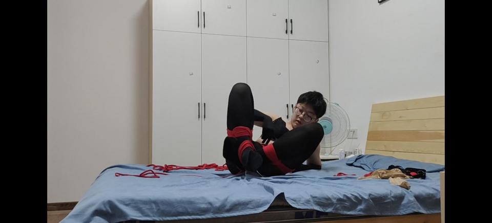 小c原创 难受的海老缚 这次准备的是非常难受的海老缚，后面的绳子吊着脑袋被迫抬起，前面的被迫低头。前后都无法动弹，但这是第一次尝试，不太紧，还可以移动。