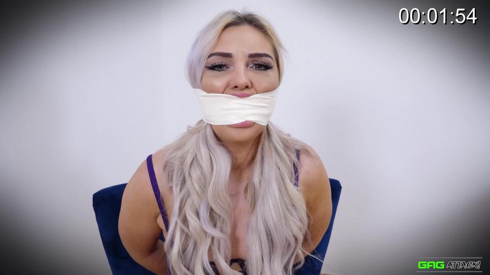 Roxee - Microfoam Tape Gagged FULL 3 Gag Roxee is captured and about to be gagged. Her mouth gets stuffed and there is 2” microfoam wrapped around her head as a tight cleave gag. Roxee tries to speak through the gag but she isn’t successful there is only mmmmppphing coming out of her mouth. <br> <br>Roxee’s captor comes back and removes the tight cleave gag re stuffs her mouth and tightly wraps around microfoam tape as a OTM wrap gag. Roxee is unable to speak and there is only muffled gag talk coming out of her mouth. <br> <br>To finish it off her gag there is a big bandana put around her head as a second layer over the OTM wrap gag. She mmmmpppphsss through the double layered gag. Her gag get slowly removed by her captor.<br><br><span style='color:#b0b0b0;'>[隐藏文字，购买后可见]</span>