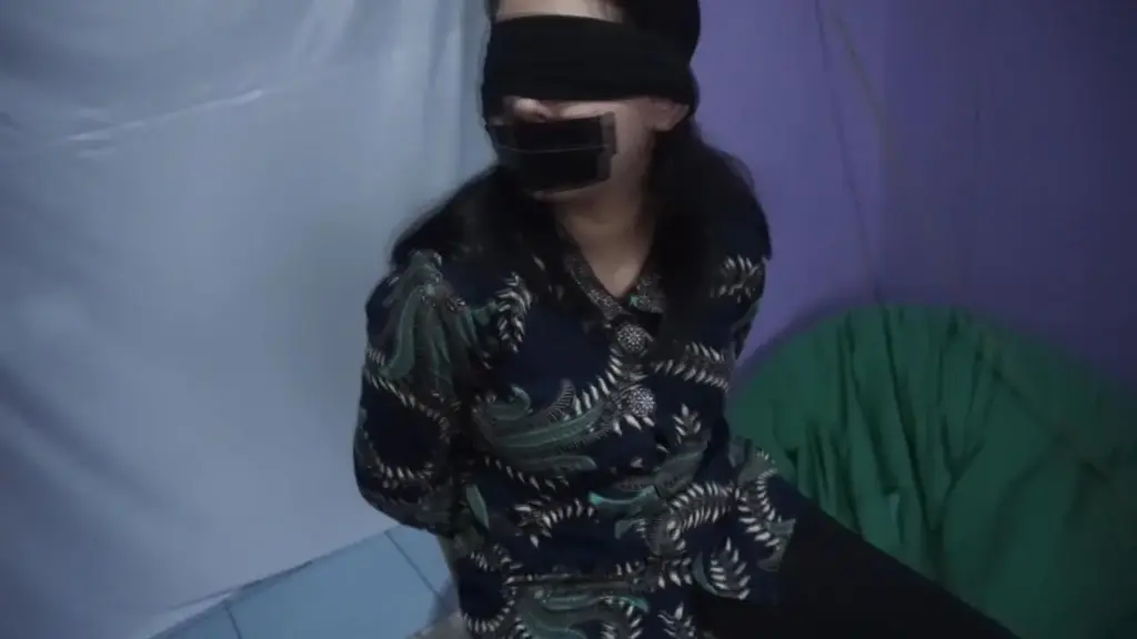 家庭主妇下班回家被绑架，绑匪将她绑在椅子上，然后将球放入嘴里并用胶带粘住 头饰被绑架了。 再次。 出于某种原因，绑匪花费了额外的精力让她在被囚禁时尽可能地不舒服。<br><br>她甚至不知道自己为什么被绑架。 她目前没有处理任何案件，她只是一般地在处理自己的事情。<br><br>但显然有些人只是喜欢看着她受苦。<br><br>国内买家的谷歌驱动链接<br><span style='color:#b0b0b0;'>[隐藏文字，购买后可见]</span>