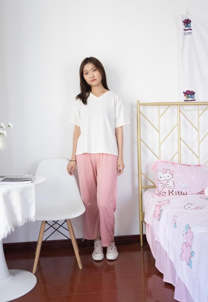 物恋传媒1024期：小小-运动鞋、白色短棉袜、裸足 物恋传媒1024期：小小-运动鞋、白色短棉袜、裸足<br>原创作者：物恋传媒<br>购买链接：<span style='color:#b0b0b0;'>[隐藏文字，购买后可见]</span>