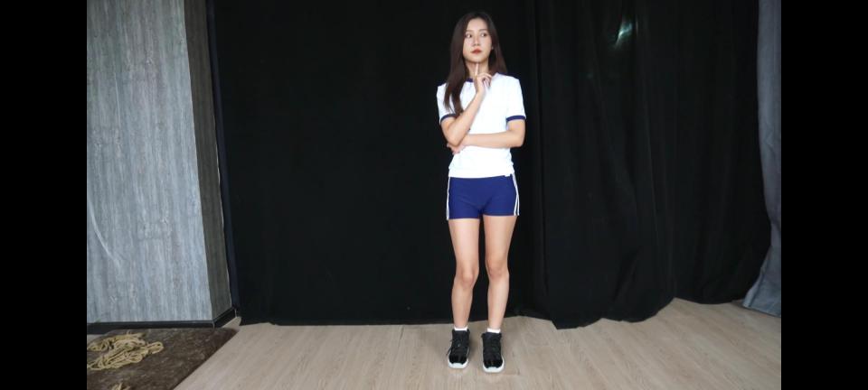小美女初试绳艺 哈喽大家好我们好久不见，首先小编在这里对广大唯美之家的粉丝说声对不起，因为我前一阵子实在是太忙了所以就没传视频。好了话不多说，来来我们小美女嫣然的经历吧，我们的绳艺师老虎大哥，在网上认识了我们的小美女嫣然，然后用各种条件“引诱”到我们工作室来体验绳艺，哈哈哈，其实并不是，而是嫣然小美女本身就是一位sm爱好者加上我们的老虎大哥玩绳子的手艺优秀，所以嫣然小美女决定来到我们武汉唯美之家做模特。欲知后事如何可以在我们视频中寻找答案。武汉唯美之家模特招聘，影视定拍，同好体验可➕2840759214