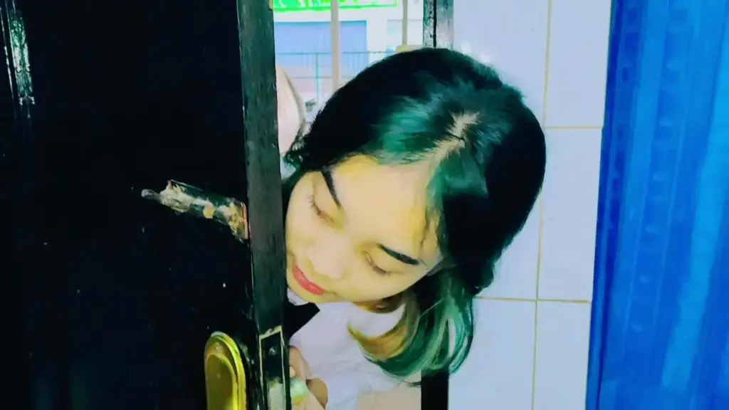 女学生和老师被绑架，绑匪将她们绑在一起，用胶带粘住她们的嘴，闭上眼睛 暴徒们让女孩们自己挣扎，但摄像机似乎在不停地转动，要么记录她们的挣扎，要么甚至直播。<br><br>Selly 对将 Jessica 卷入其中感到非常内疚。如果 Selly 没有在家里感到无聊并强迫 Jessica 去街机，他们就不会在这里。要是她早点听杰西卡的话，带上一名保镖陪他们，估计就不会出现这种情况了。杰西卡自己更担心塞莉，她脸色苍白，似乎又要晕倒了。但情况对他们来说真的很不利。<br><br>“Mmmmmfhhhhhh……”Selly 试图道歉，但堵住她嘴的堵嘴和设备带来的羞辱感让她无法从嘴里说出任何可以理解的话。<br><br>“嗯嗯……”杰西卡不管怎样都明白了。<br><br>女孩们不知道要在这种令人痛苦的情况下度过多长时间。他们可能会互相帮助，试图解开束缚，但在他们现在的情况下，要想保持清醒已经是一件很难的事情了。<br><br>如果您无法播放视频，请在此处聊天<br><span style='color:#b0b0b0;'>[隐藏文字，购买后可见]</span>