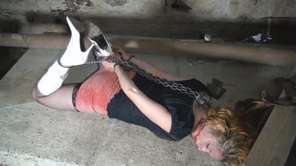 His handcuffed captive tried to escape hobbled in chains {repost} (MP4 3500kbps) <span style='color:#b0b0b0;'>[隐藏文字，购买后可见]</span><br><br>简介：<br>他的手铐俘虏试图逃脱蹒跚的铁链{repost}（MP4 3500kbps）。<br> <br>~命运~<br>捆绑, Damsel in , 手铐, 铁链, 靴子, 上衣, 鱼网袜, 堵嘴的女孩, 球塞, 挣扎, 捆绑行走, 蹒跚的脚踝, 逃跑的企图, hogcuffed, hogtied, BDSM<br><br>漂亮的红发女郎Destine被留在一个布满灰尘的旧金库里，她的手腕被钢制手铐锁在背后。在她带着靴子的脚踝上，她戴着腿镣，腿镣用沉重的钢链拴在她的手铐上，这样她就会慢慢地蹒跚着走。在她计划逃跑时，一个巨大的红色球状口塞被塞在她的牙齿之间。她不知道这扇铁门的另一边是什么，也不知道它通向哪里，但她知道她不能留在这里。她推了推门，令她惊讶和欣慰的是，门被打开了。命运之神透过门缝向黑暗中望去。然后她趿拉着鞋走出门，发现自己在一个旧的地下室里。她穿着蹒跚的手铐寻找出路，从一个房间到另一个房间寻找。她的徘徊把她带到了一扇大铁门前，她能感觉到新鲜空气从门的边缘流过。她推了推门，但门并没有打开。她看到门上有一个锁扣，但锁扣与眼睛平齐，她的手腕被锁在背后的手铐里，并与腿上的镣铐相连，她没有办法够到锁扣。她要转过身去，寻找另一条出路。她走进一个大房间，在她有机会逃离之前，猎人发现了她，并把她拖到一张旧工作桌前。他把她推到桌子上，然后解开她的手铐和脚镣之间的链条。然后，他将铁链锁在她的喉咙上，并将铁链的一端拉到腿镣的铁链之间，然后将其穿过她的手铐。命运之神被铐在桌子上，为了挑逗她，他把一串钥匙丢到她的手铐上，锁在她的头边。命运之神看着钥匙，然后挣扎着要把钥匙拿到她被捆绑的手上。她用她的头和鼻子把钥匙塞回她身边。她试图用伸出的手指够到钥匙，几乎使自己[X_X]，最后终于成功地抓住了钥匙。但这只是第一场战斗的胜利。现在，她必须努力摸索钥匙孔，并试图将钥匙弄进孔中，使自己获得自由。(24:17分钟)<br><br> <br><br>Description:<br> <br>His handcuffed captive tried to escape hobbled in chains {repost} (MP4 3500kbps)<br> <br>~Destine~<br>bondage, Damsel in , handcuffs, chains, boots, upskirt, fishnet stockings, gagged girl, ball gag, struggling, bound walking, hobbled ankles, escape attempt, hogcuffed, hogtied, BDSM<br><br>Pretty redhead Destine has been left in an old dusty vault with her wrists locked in steel handcuffs behind her back. Around her booted ankles she wears leg shackles and the leg shackles are chained with heavy steel chains to her handcuffs so she is to walked slowly hobbled. A huge red ball gag is jammed between her teeth as she plans her escape. She has no idea what is on the other side of the steel door or where it leads but she knows she can't stay here. She pushes at the door and to her surprise and relief the door swings open. Destine peers through the door into the dark. She then shuffles out the door and finds herself in an old basement. She looks for a way out shuffling along in her hobble cuffs searching from room to room. Her wanderings take her to a large steel door and she can feel fresh air coming around the edges of the door. She pushes at the door but it doesn't opens. She sees that a hasp holds the door shut but the hasp is at eye level and with her wrists locked in the handcuffs behind her back and attached to her leg shackles there is no way of reaching the hasp. She is to turn around and look for another way out. She wanders into a large room and before she has a chance to flee the Hunter finds her and drags her over to an old work table. He pushes her up onto the table and then unlocks the chain between her handcuffs and leg shackles. He then locks the chain around her throat and pulls the end of the chain down between the leg shackle chain and then weaves it through her handcuffs. Destine is left hog cuffed on the table and to tease her he drops the set of keys to her handcuffs and locks by her head. Destine looks at the keys and then struggles to get the keys to her bound hands. Using her head and nose she inches the keys back to her side. She near chokes herself trying to reach the keys with her outstretched fingers and finally manages to grab them. But that is only the first battle won. Now she has to try to feel for the key hole and try to maneuver the keys into the hole and free herself. (24:17 minutes)<br><br><br><br><br>