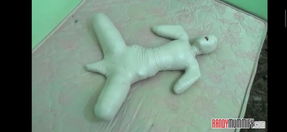 魅惑的なカエルのポーズに包まれた美女 かわいい女の子がカエルの寝室でミイラ化されています。<br>女の子の体はしっかりと包まれていたので、足は自由にしか開くことができず、閉じるのが困難でした。<br>この女の子はまた、自由になるために奮闘しようとしています。<br><span style='color:#b0b0b0;'>[隐藏文字，购买后可见]</span>