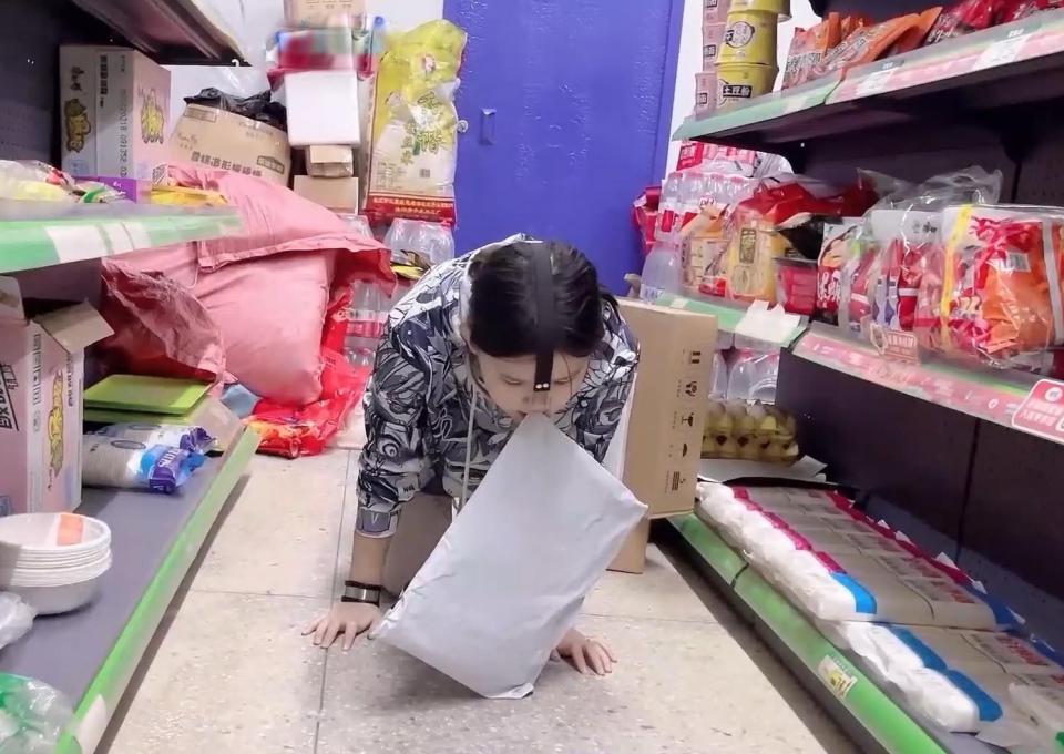 (Xiao素素)：户外室内全方位大胆突破各种奴性TJ(第一集) 【视频简介】<br>颜值担当小美女终于大胆突破，从室内走向户外，把自己的M属性充分展示了出来。<br>全片多套服装，多个场景，对美女全方位的进行奴性Tj训练，<br>户外部分更是大胆精彩，可爱的小女奴戴着各种道具、镣铐走在熙来人往的街道，走进超市购物、走进小吃店。。。<br>捆绑、自缚、锁练tj以及象狗狗一样的训练等等应有尽有，乖乖的小美女在漫长的拘束与无奈中还有了点点快乐与兴奋。。。<br>全片分为三个部分，此为第一集，可以看到小美女是如何从室内训练TJ开始，走向户外。。。<br><br>需要二次解压，第一次解压后将文件扩展名改为rar再解压一次，具体方式及解压密码见链接内说明文件<br><br>业务范围：专属订拍 全国飞现实体验<br><br>联系方式：1487615606 3147195239