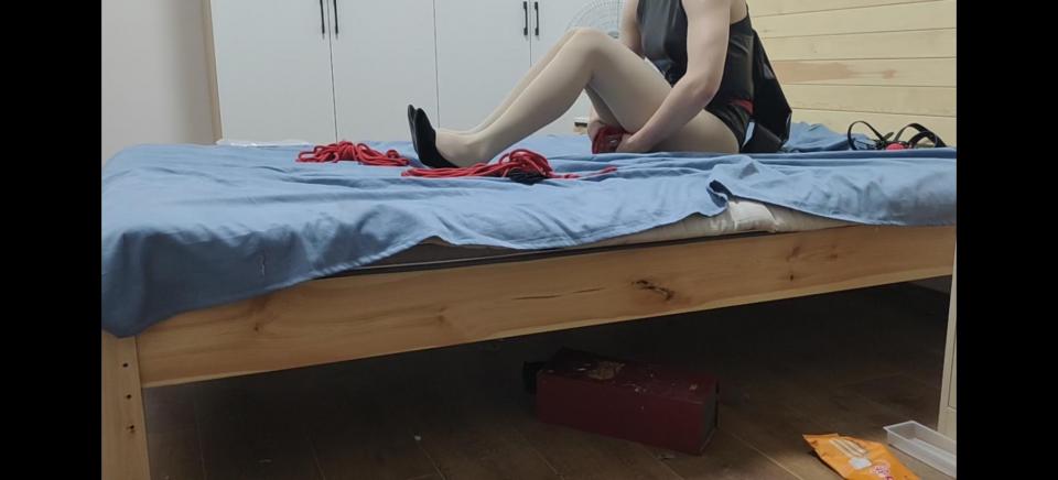 可自缚的单手套 终于到了我喜欢的单手套了，这个款式可以让你在任何情况下，只要把手伸进去就可以了，那还是吊住脑袋，脖子疼了两三天。九月份去南京，有同城的可以联系我一起玩