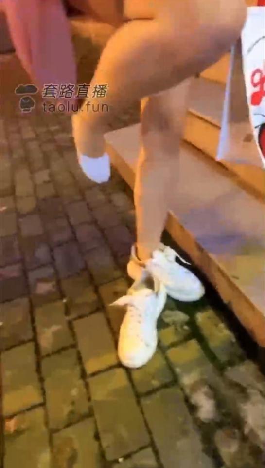 【户外】搭讪长腿小姐姐忽悠原味酸臭船袜还闻到一双极品汗脚 【户外】搭讪长腿小姐姐忽悠原味酸臭船袜还闻到一双极品汗脚<br>原创者：套路直播<br>购买地址<span style='color:#b0b0b0;'>[隐藏文字，购买后可见]</span><br>户外打野成功三次，两双湿哒哒的原味船袜，酸臭味十足，还有个妹子没穿袜子，只能闻下脚味了，汗味非常浓厚，天气太热了，妹子都不穿丝袜，有点可惜了