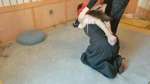 小m姜晓岚被五花紧缚舔鞋 小女m姜晓岚，先直臂绑起来一会儿，再来个五花大绑，跪爬再地上打屁股、鞭子抽打，戒尺狠揍，踩踏再脚下狠揍，舔鞋。最后丢在地方任其挣扎。视频解压密码：chuxin    -           -<br>一绳所爱绳艺体验店面向全国爱好者开放，本店提供绳艺捆绑模特服务、体验女绳师捆绑服务、体验长时间囚禁服务、绳艺教学培训、绳艺交流会、场地出租、专业麻绳销售，原创视频套图销售、作品私人定制、模特原味丝袜出售等，另外本店招募同好合作伙伴。微信：351552501初心