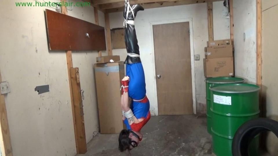 Spidey Girl hangs by her ankles (MP4 3500kbps) 性感的蜘蛛侠女孩在猎人的巢穴里被她的脚踝吊着。她的手肘被压在一起，被绳子缠绕着，她无助地吊着，要求自由。她的双手毫无用处地在背后甩来甩去，扭来扭去，试图挣脱。猎人打开门，一言不发地弯下腰，把一个巨大的球状塞子塞进她的嘴里，并把它紧紧地绑在那里。他抓住她的手腕，把它们紧紧地绑在一起。当他在她的两腿之间系上一条残酷的紧身裤绳，并将她被捆绑的手腕拴在裤绳上时，斯皮迪对着她的口塞抗议。猎人就这样让她无助地吊在脚踝上，口水开始流过她的球塞，并开始往她的鼻子里流。对于这个无助的罪犯来说，她没有机会逃脱，只能在他残酷的束缚中无限期地忍受。 <br><br> <br>Sexy Spidey Girl hangs by her booted ankles in the Hunter's Lair. With her elbows crushed together and wrapped up in coils of rope she hangs helplessly demanding to be free. Her hands flail around uselessly behind her back as she twists and turns trying to get free. The Hunter opens the door and without saying a word he stoops and stuffs a huge ball gag deep in her mouth and straps it tightly in place. He grabs her wrists ties them tightly together. Spidey protests into her gag as he ties a cruelly tight crotch rope between her legs and tethers her bound wrists to the crotch rope. The Hunter then just leaves her hanging helplessly by her booted ankles as drool starts to flow past her ball gag and begins to run up her nose. There is no chance of escape for the hapless crimefighter she has been left to suffer in his cruel bondage with indefinitely.  <br><br><br><br><br>
