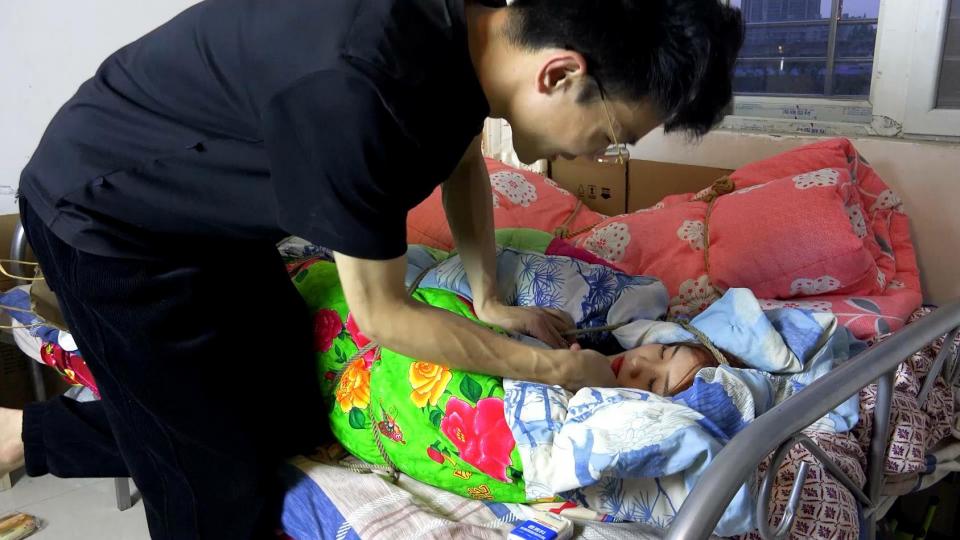 【子衿原创】菲菲定拍-绑架之棉被包裹，棉被捂头，棉被挣扎 百度下载解压密码：zjsy,子衿工作室向全国绳艺爱好者提供：体验绳模捆绑服务，绳模全国可空降、绳艺作品销售、作品定制等，另外本店招募合作伙伴。约拍订拍请联系Q1832923614 微信happiiny