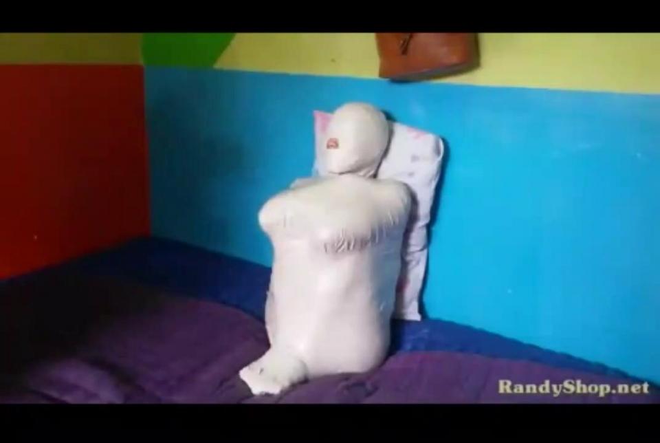 A totally immobile girl in a duct tape wrap A girl is mummified in a rented boarding room.<br>This girl’s body is wrapped in a sitting pose with duct tape until her body is totally motionless<br><span style='color:#b0b0b0;'>[隐藏文字，购买后可见]</span>