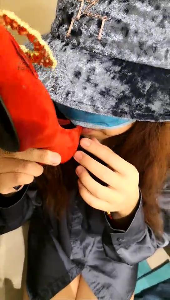 【贝拉】今天女奴陪我 高跟鞋喝酒滴蜡挠丝袜脚 【贝拉】今天女奴陪我 高跟鞋喝酒滴蜡挠丝袜脚<br>原创者：套路直播<br>购买地址<span style='color:#b0b0b0;'>[隐藏文字，购买后可见]</span>