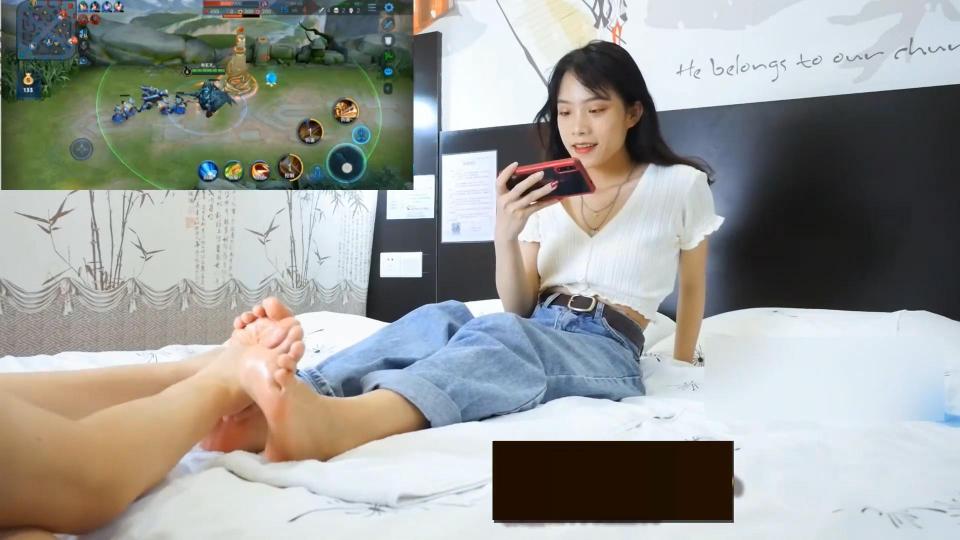 【易天】小易挑战边打游戏边被各种工具TK嫩脚，高时长玩脚艰难忍受(附问答） 原创：易天<br>个人感觉这个易天里面颜值最高的小姐姐，笑起来很甜<span style='color:#b0b0b0;'>[隐藏文字，购买后可见]</span>