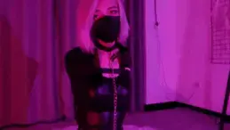JioJio的赛车手制服 油亮肉丝漆皮高跟  TJ 拘束放置 震动强高 【JioJio】 性感的JioJio赛车手制服油亮肉丝 昏暗的房间里 紫色诱惑光线下 被戴上项圈 前面被装入震动TD 后面被塞入震动GS......<br>第一段：后手直臂戴上皮革拘束带紧紧拘束 腿上也被拘束带M字开腿拘束 脚上穿着高跟漆皮靴 在TD的疯狂震动下不断挣扎后爽到趴在地毯上 <br>第二段：被带上皮革脚铐上锁钢管强制分腿 一根拘束带绑在膝盖处无法分开 后手直臂戴上皮革拘束带紧紧拘束 链子也被锁在钢管上限制身体 不断挣扎和娇喘又无法挺直身子 最后又累又爽的睡在了地毯上<br>第三段：醒来后被蒙住雷斯眼罩 绑在钢管支架上 人字叉开腿 脚被锁在支架两边 带上单手套 拘束带紧紧的把身体绑在钢管支架上无法动弹 前面与后面被TD和GS不停震动  紧缚感的[X_X]让JioJio只好不停挣扎 可越挣扎却越舒服 最后变成不断的JC 直到双腿渐渐无力支撑不起身体后蹲下 被强制GC爽瘫倒 最后在漫漫长夜里只能不断的重复挣扎 不断地被强制GC 任由TD震动 无法停止羞耻感和[X_X]让JioJio慢慢变成一个欲死欲仙的性奴隶......<br>定拍线下等 联系QQ:1683159384 招收模特 女/CD/S/M 绳师 坐标南宁
