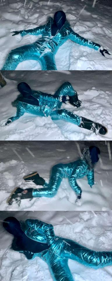 [W’sH]——Olivia——深蓝zentai——深夜雪地自嗨记 Olivia再一个大雪纷飞的夜晚，身穿zentai外加一件连体羽绒服出门玩户外play。<br>她扑在雪地里，滚来滚去，拉开羽绒服的拉链，抚摸着自己被zentai包裹着的身体。<br>恋物的快乐，似乎能让人忘记寒冷，她越玩越嗨，忍不住把手塞进羽绒服里揉向了裆部......<br><br><br><br><br><br>注：点下关注，可及时接收新发布作品的站内推送提醒。<br>W’sH 工作室<br>专注于zentai、紧身衣、spandex、丝滑光泽衣物、乳胶、睡袋、捆绑、锁链……等一系列恋物拍摄。<br>清一色欧美模特，高颜值，好身材。<br>单女、女女、三女应有尽有，各种玩法层出不穷。<br>拍摄手法极具艺术性，作品极具收藏价值。