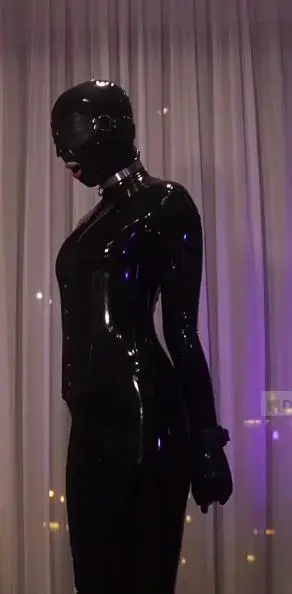 bronnica_25032022_1832_female_chaturbate 创作：Bronnica<br>Bronnica 25月03日部分直播录像<br>黑色乳胶紧身衣，戴上黑色束腰，银色项圈，黑色乳胶长手套，黑色全包乳胶头套，黑色口球 黑色眼罩，手铐后手缚体验,小怪兽震动体验呻吟不断，喜欢乳胶的朋友别错过了<br>以后会陆续更新相关内容，希望大家多多支持<br><span style='color:#b0b0b0;'>[隐藏文字，购买后可见]</span>