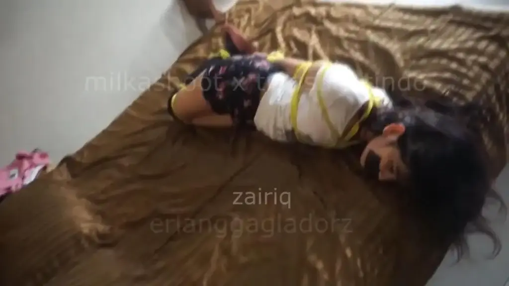 穿着黑色丝袜的小女孩，嘴上系着丝带，手上和脚上系着绳索 公主刚从大学回来，被一个陌生人从背后下药，然后公主被带到了酒店，用黄色的绳子绑了起来。 绑匪将女儿的手脚绑起来，绑在一起，绑匪还用黑色胶带捂住女儿的嘴巴。 绑匪结束公主后，将她绑起来，任由她挣扎。<br><br>国内买家的谷歌驱动链接<br><span style='color:#b0b0b0;'>[隐藏文字，购买后可见]</span>