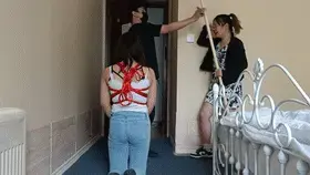坑闺蜜做奴一起被调教 盼盼和佩琪是无话不说的好闺蜜，这天，佩琪发现了盼盼的秘密，盼盼就和主人一起做计，让佩琪也成了主人的奴，一起被调教<br>一绳所爱绳艺体验店面向全国爱好者开放，本店提供绳艺捆绑模特服务、体验女绳师捆绑服务、体验长时间囚禁服务、绳艺教学培训、绳艺交流会、场地出租、专业麻绳销售，原创视频套图销售、作品私人定制、模特原味丝袜出售等，另外本店招募同好合作伙伴。微信：351552501初心<br>解压密码：<span style='color:#b0b0b0;'>[隐藏文字，购买后可见]</span>