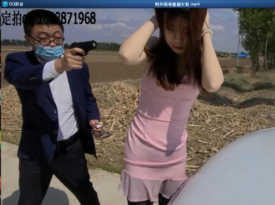 野外缉毒抓捕女犯 片长20分钟，1080p全高清拍摄。便衣缉毒警察执行任务回来路上，乡间野外公路偶遇一白色奥迪车形迹可疑，女车主慌慌张张，缉毒警察立即要求女司机停车接受检查，随即用手铐将女子暂时采取强制措施，搜查当中在女子手包里面发现可疑白色粉末，高度怀疑为新型毒品海洛因，简单搜身之后给女子带上手铐脚拷，带回警局进一步彻查....女子路上苦苦哀求警官放她一马，并且哭诉自己受骗才运输毒品，而且只是第一次...警官看到女子姿色迷人，便把她带回自己家中，仔细审问深度搜身，女孩身体每个敏感部位都要搜的一览无遗，最后让女孩换上自己喜欢的旗袍，带上镣铐暂时囚禁，等待女孩同伙全部落网，一起送到看守所....本片为一往情深绳艺工作室定拍作品，版权所有，定拍咨询qq1002871968  欢迎定拍约拍咨询交流。“网盘文件为压缩包，统一解压密码ywqs” 