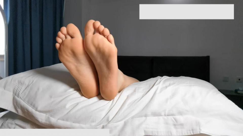 【江南姑娘】小慧慧睡午觉的妹妹被哥哥舔脚底 视频内容：单纯的舔裸足！<br><br><br><br>原创：江南姑娘<br>小慧慧简介：小慧慧167身高，体重90斤，身材很好脚微微有点肉，脚36码，小脚异常的白嫩，皮肤超级好，是个在读大学生！偶然的机会说要拍这类的视频，我就把摄影师介绍给她拍。<br>购买链接：<span style='color:#b0b0b0;'>[隐藏文字，购买后可见]</span>