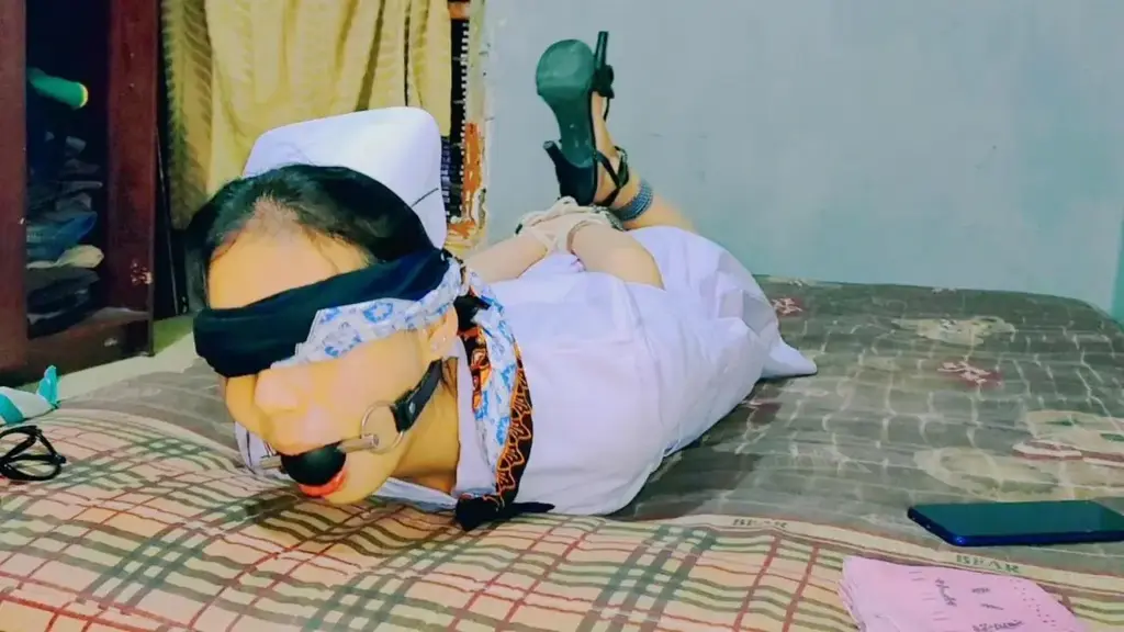漂亮的护士被病人困住，手脚被绑，用球捂嘴 拉拉的夜班很糟糕，一位病人邀请她玩游戏。 病人闭上rara的眼睛让她数数，突然rara被病人从背后下药，醒来后发现自己嘴里被一个球绑住了。 rara 努力挣脱，但无济于事，病人走进房间，像奴隶一样玩弄 rara 一会儿，然后把她绑起来，闭上眼睛，锁上门。<br><br>如果您无法观看视频，请通过电报给我<br><span style='color:#b0b0b0;'>[隐藏文字，购买后可见]</span>