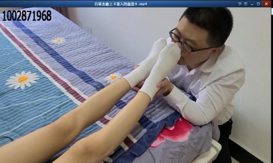 白袜恶魔之《潜入的禽兽》 片长15分钟，1080p全高清拍摄。我是一个地地道道的恋足恶魔，每天都四处游荡“猎艳”....最近几天我忽然发现隔壁单元3楼来了一个单身女孩，长得清纯可爱，最重要的是她每天都穿着白丝，这可是我的致命点....为了这双白丝脚我再次铤而走险，撬开她家房门早早潜伏起来等待女孩落网....本片为一往情深绳艺工作室定拍作品，版权所有，定拍咨询qq1002871968  欢迎定拍约拍咨询交流。“网盘文件为压缩包，统一解压密码ywqs”