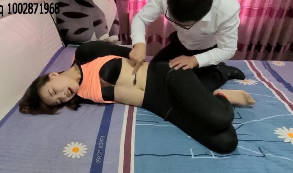 瑜伽美女的tk劫 片长16分钟，1080p全高清拍摄。大致剧情如下《拍摄人数：一男一女<br>衣服鞋子：男无要求，女穿短肉丝（颜色深一点的）运动鞋，短袖短裤瑜伽服<br>拍摄内容：男主是无业游民，平常经常在小区楼下闲逛。女主是一名独自居住的女大学生，由于经常下楼锻炼所以总能被男主看见，女主的穿着十分吸引男主，男主也经常尾随女主，确认女主家中没有其他人同住，就妄图找到机会干一些猥琐的事情。（背景介绍）<br><br>一天女主锻炼完回到家，由于疲惫只是把门关上却没有锁上，衣服鞋子都不换就躺在沙发上很快睡着了（此时女主脚的方向冲着门那边）。尾随而来的男主只听见关门声却未闻锁门声，先试探性轻轻敲门，等了几秒钟见没有回应，便打开门溜进女主家里。（这一部分拍摄时间1分钟以内）<br><br>看见躺在沙发上的女主，男主走了过去，心想女主应该睡得很死，便上手去摸女主的腿。然而意外的是女主虽然对声音反应不大，但是身体很敏感，这一碰女主竟然醒了，虽然有一些迷惑，但是看见一个陌生男子女主还是警觉起来，质问男主是谁为什么来自己家里，并从裤子里掏出手机威胁要报警。（男主始终是站着，女主醒了之后男主慌了后退一下，女主从沙发上站起来，这一段时间控制在2分钟以内）<br><br>男主也被突然醒来的女主吓到了，担心对方真的报警赶紧去抢女主手机（女主是左手拿手机，男主右手去抢然后左手控制女主右手），二人就这样扭打在一起争抢手机，女主用自己的右脚踢男主。男主被踢了两下后，便在女主下次踢过来之前用自己的左脚踩住了女主的右脚（此时女主身体左边靠着沙发）。女主想要挣脱自己的右脚，只得放开手机，并用双手抓住男主的双臂，右脚用力一抽，得以脱身，但是男主踩得很用力所以女主只把丝袜脚抽了出来，而鞋子仍然被男主踩在脚下，此时女主只好右脚踩在左脚鞋子上很是狼狈（这一段控制在3分钟以内，最后女主脚给特写。）<br><br>女主单脚站着对男主喊到：“你把鞋子还给我。”男主把手机扔在一边，捡起鞋子说：“那要看你抢不抢得到了。”女主恼羞成怒用左脚踢男主，男主用手一抱就抱住了女主左脚，还嘲讽到：“怎么，左脚也想凉快凉快？”于是脱下了女主左脚的鞋子。男主本身就是个tk爱好者，看到女主的这只丝袜美脚，便开始挠起来了。女主顿时哈哈大笑起来，一只脚撑了一会便倒在沙发上。女主用右脚踢男主想要挣脱，不想被男主顺势抓住，两只脚被轮番挠痒，女主渐渐没了力气。男主将女孩捆绑起来疯狂挠脚心，又去卫生间拿来女孩牙刷，再次将女孩驷马捆好，然后扒去女孩上衣露出内衣，极度变态tk女孩身体的任何敏感部位，直到女孩精疲力尽不再挣扎....玩了一阵之后，男主便满意离开了....》