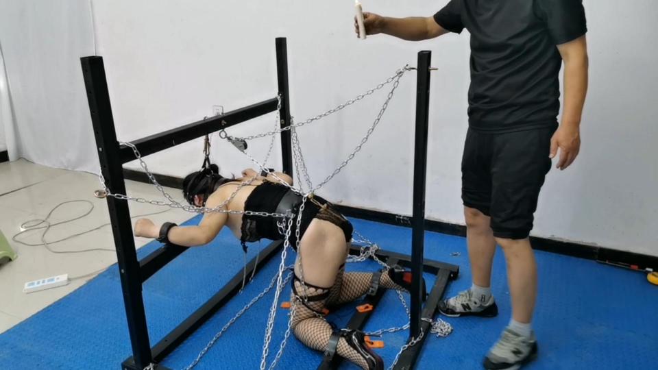 云年底定拍作品：拘束架禁锢女奴，铁链全身紧锁，肥乳夹头，无情电击，g勾被铁链拉紧上锁，残酷滴蜡，狂喊烂叫，但手下决不留情，至到女奴嘣溃才能结束...... 解压密码:hdsy<br>拘束架禁锢女奴，铁链全身紧锁，肥乳铁夹[X_X]，无情电击，g勾被铁链拉紧上锁，残酷滴蜡，狂喊烂叫，浑身颤抖，但手下决不留情，至到女奴嘣溃才能结束......<br>同好定拍交流、想合作加盟的老铁请加qq272728243微信SY118156