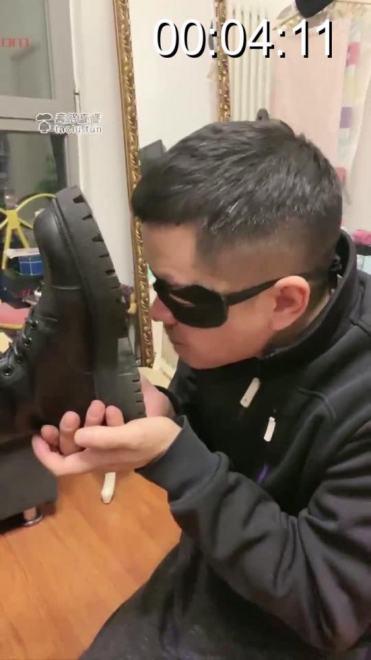 【玖柒97S】家奴文文养成记（三）踩踏，耳光，舔鞋，洗袜水，无尽的折磨 原创作者：玖柒97S<br>玖柒97S皮靴黑丝调教小公狗  让小狗洗袜子  洗不干净用鞋底子教育他<span style='color:#b0b0b0;'>[隐藏文字，购买后可见]</span>