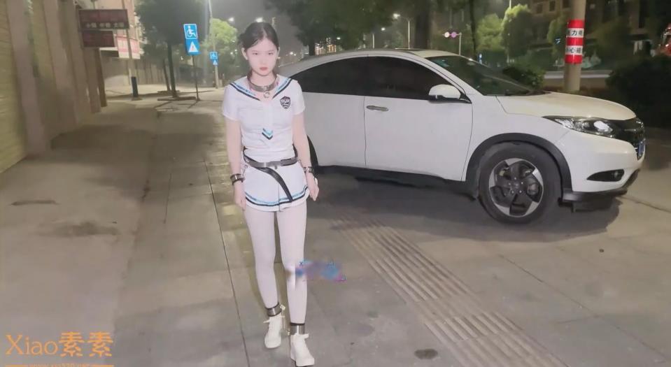(Xiao素素)：户外室内全方位大胆突破各种奴性TJ(第三集) 【视频简介】<br>颜值担当小美女大胆突破，从室内走向户外，把自己的M属性充分展示了出来。<br>多套服装，多个场景，对美女全方位的进行奴性Tj，<br>户外部分更是大胆精彩，可爱的小女奴戴着各种道具、镣铐走在熙来人往的街道，走进超市、小吃店，<br>捆绑、自缚、锁练tj以及象狗狗一样的训练应有尽有，乖乖的小美女在漫长的拘束与无奈中还有了点点快乐与兴奋。。。<br>因为众所周知的原因，截图不能完全展示更多精彩内容。。。<br><br>全片分为三个部分，此为第三集，<br>1、小美女折腾了大半天，戴着镣铐去餐馆吃饭，当然不会让她好好的吃。。。<br>2、吃过宵夜，街上虽然已经不再车水马龙，可是这样的打扮走在路上依然忐忑，就这样走啊走。。。<br>3、终于回到了住处，可是TJ并没有结束，又有什么在等待着漂亮的小女奴呢？<br><br>需要二次解压，第一次解压后将文件扩展名改为rar再解压一次，具体方式及解压密码见链接内说明文件<br><br>业务范围：专属订拍 全国飞现实体验<br>联系方式：1487615606 3147195239
