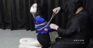 畠中奈美江 - 【隷嬢悶縛】パンティーの下でディルドが蠢く - 全篇 XC自购标清隶娘作品，畠中奈美江出演。<br>购买链接：https://www.clips4sale.com/studio/44327/25951565/namie-hatanaka-bawdy-bondagette-dildo-under-her-panty-full-movie<br>品番：e_p32357_1_all<br>出演者：畠中奈美江<br>取り扱い店：BONDAGE JAPAN 隷嬢寫眞館<br>衣装：青ブラウス＆黒ミニ＆オープンクロッチパンスト<br>緊縛：ロータスタイ→フロッグタイ<br>猿轡：テープギャグ<br>该资源由畠中奈美江身着短裙 开档丝袜，被置入棒棒后捆绑挣扎。该资源尺度较大，因此只能简单处理下放金币区了。<br>这部作品是第一次让我发现，隶娘有部分作品C4S版和日版是不一样的，C4S版居然是无码的！！！！！其实购买这部作品也是充满了各种巧合，我一般很少购买标清隶娘作品，大部分时候都购买高清作品。这部作品很早以前就答应了朋友，只要出高清第一时间拿下。只可惜，DUGA上虽然把作品编号都给空出来了，但是最终还是没有上架，只能说是非常可惜了。一般按照我的习惯，如果没有高清版，大概率是去XC上买了。结果上次为了凑C4S的单（基本上所有代购C4S都是50美刀起接单），我寻思着这在哪买不一样么，就让代购去C4S上买了。C4S是没有预览图的，只有一个隶娘自己放的封面，那个封面也是打码的。结果在拿到东西以后，居然是无码的，大大超出了预期，只能说是超值吧。感谢隶娘这部作品没有能够上架高清版，不然按照我的习惯我肯定不会去买标清的。接下来打算把之前隶娘几部打码很严重的熟女淫縛重新买个C4S版的，虽然前面的我基本都买过高清版了，不过在无码版面前，多那点清晰度又算得上什么呢？<br>写在最后：请不要再问什么能不能私信完整版的问题了，姑且不论以私信的形式发送链接能否送达，我花35美刀买这一部，发金币区，收不到一分钱，还得搭个完整版，这现实吗？如果有哪位大佬原意花美刀买资源，然后直接发金币区，只要是我喜欢的，别说5金币，5000金币我都捧场，要有这种好事希望能够第一时间通知我。
