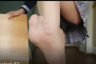 室内肉丝近距离贴镜头 很早之前的工作室的视频了，来自马赛克女神工作室，约拍的都是学生，在类似教室的地方展示肉丝，有近距离碰到镜头的地方，解压密码qwer