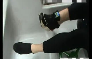 丝人订制-阳光室外 原丝人作品，小姐姐展示美脚，还涂了蓝色的指甲油，在路上赤足行走