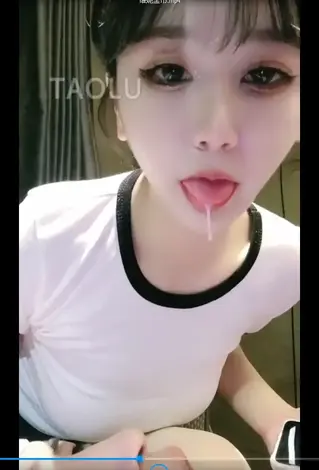 美丽女王第一视角调教 美丽女王第一视角调教<br>希望大家喜欢