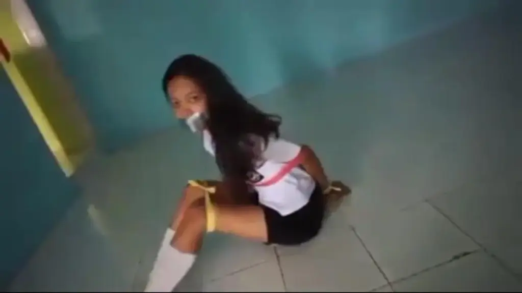 美丽的女学生独自在家被绑架，努力挣脱却失败了，被日式绑起来，被带走在车里 公主正经历一段艰难的时期。 就在他一个人在家的时候，突然来了一个强盗。 强盗将公主绑在地板上，让她试图挣脱，让她去寻找赃物。 公主挣扎着想要挣脱，就在她快要成功的时候，强盗突然看到了她，又用日本的方式把公主绑了起来，手脚并拢，嘴巴上贴着胶带。 劫匪偷走女儿的财物后，将她绑起来，放在车里，带走。<br><br>如果视频无法播放，请电报私聊我<br><span style='color:#b0b0b0;'>[隐藏文字，购买后可见]</span>