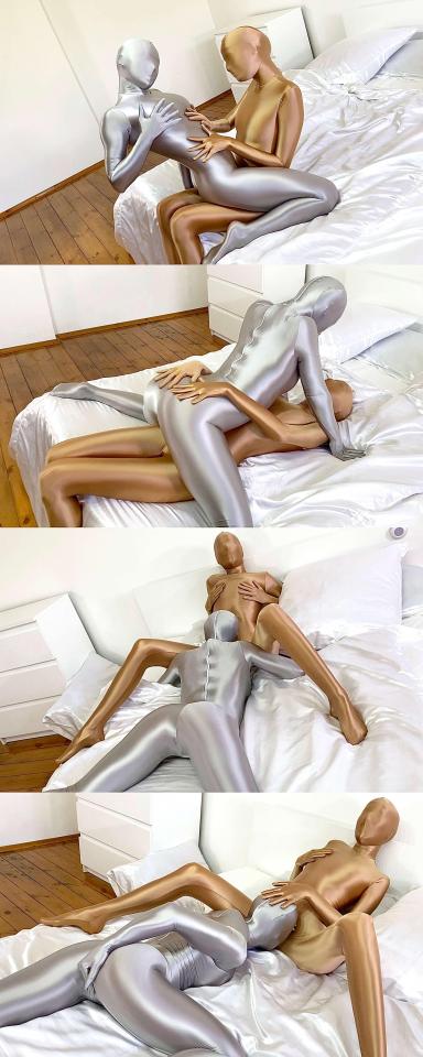 [W’sH]——女同(双女)——银色zentai+金色zentai——两只荡娃的zentai激情贴贴 白色的背景，金色和银色的强烈对比，对视觉上的冲击可真是不小！！<br>两只小骚娃在丝滑zentai恋物触感的催化下，逐渐相拥在一起……<br>zentai包裹下，是肉体的缠绵，是情欲的交织……<br>摸摸擦擦，嗯嗯啊啊......<br>然而貌似银zentai娃娃更会玩一些，各种搞法疯狂输出，全程把金zentai娃娃玩弄的不要不要的呢~~<br>两个女孩子之间的事，可是最快乐的呢~~~<br><br>注：<br>W’sH 工作室<br>专注于zentai、紧身衣、spandex、丝滑光泽衣物、乳胶、睡袋、捆绑、锁链……等一系列恋物拍摄。<br>清一色欧美模特，高颜值，好身材。<br>单女、女女、三女应有尽有，各种玩法层出不穷。<br>拍摄手法极具艺术性，作品极具收藏价值。