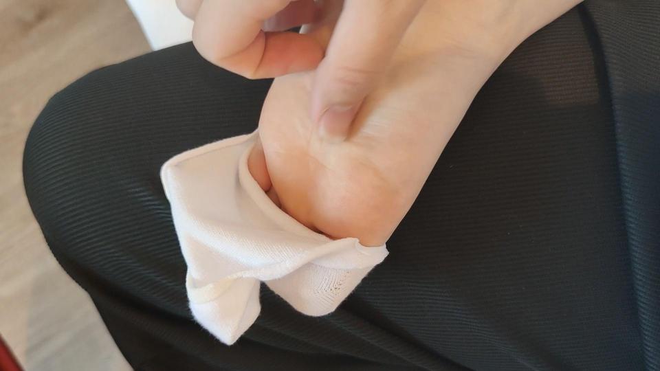 网友提供.tk女友漂亮小脚丫 这个是网友自己拍的，没有取原创名字，拍的比较一般，不过挺真实的<span style='color:#b0b0b0;'>[隐藏文字，购买后可见]</span>