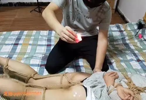 【绳缚原创】小美穿了一身长裙下班回家，趟沙发上遭遇早已在家里的蒙面人迷晕进行捆绑，《蒙面人就是隔壁的邻居》等小美醒来后，变态蒙面人威胁小美，小美只有好好的配合。 【剧情介绍】小美穿了一身长裙下班回家，趟沙发上遭遇早已在家里的蒙面人迷晕，进行捆绑。《蒙面人就是隔壁的邻居》等小美醒来后，变态蒙面人威胁小美，小美只有好好的配合。后面变成了小美慢慢的享受了，蒙面人把小美抱到床上玩滴蜡，变态面膜人最后没东西折磨小美，还用上了他早已装东西的白色麻袋套在小美身上，进行调教，很嗨哦！！<br>【工作室提供模特 1对1视频调教捆绑服务】接各种订拍，售原味丝袜内裤胸罩，带视频验证。定拍业务接待QQ：2952428471  微信 LXM52016898<br><br>请大家关注绳缚原创工作室，想看什么作品告诉我，私信，邮箱，QQ,发信息给我，满足大家要求。欢迎同好赞助有您的赞助我们出的作品更优质。，<br><br>温馨提示：腾讯微云链接失效请联系客服，私信我立刻从新上传链接！