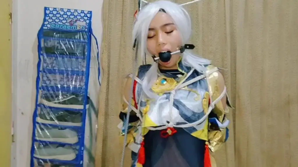 特别cos视频《神河姐姐神秘世界大冒险》 特别视频 cos genshin Impact<br><br>沉河姐姐醒了<br>从睡梦中醒来，知道自己被绑起来了，球卡在了他的嘴里。 沉河挣扎着想要挣脱，但还是无济于事，他终于想逃，跳了出去。 知道这件事的藏宝者立即追了上去，抓住了沉河。 沉河被抬起来，被绑成站立的姿势，一只腿抬起。<br><br>如果视频无法播放，请在电报上与我聊天<br><span style='color:#b0b0b0;'>[隐藏文字，购买后可见]</span>