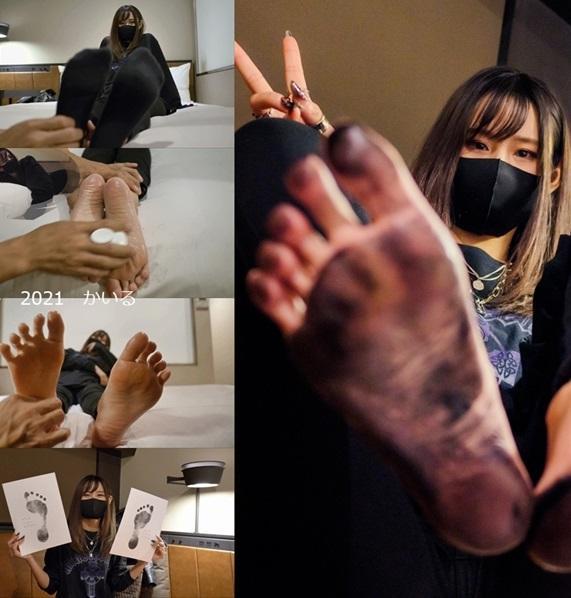 足の裏フェチ館さんじ　2021　かいる 番号<span style='color:#b0b0b0;'>[隐藏文字，购买后可见]</span><br>购买地址<span style='color:#b0b0b0;'>[隐藏文字，购买后可见]</span><br>足の裏フェチ館さん- g( F2 y/ C0 _  y3 ~<br>5月末最新作品（目前XCREAM TOP 1）<br>本次拍摄的模特是凱璐小姐。' I! O* O, A* c  N! H: J1 A<br><br>拍摄内容：6 q  d. R/ z% l! K( P# t<br>模特采访、脚心 & 腋下•侧腹的搔痒、<br>脚底穴位按摩、CRASH（踩东西）、足拓（油墨写真）<br>首先拍摄了采访环节，<br>问了模特足部护理和气味管理方面的问题。<br><br>访谈完后，凱璐小姐穿着袜子开始受挠。% p  p4 _1 y! r<br>与其说模特擅于忍痒，不如说袜子降低了敏感度，因此反应不算大。% X"   I% A% k<br>0 R* 3 c. ~  f7 t" G8 ^* h2 <br>于是我们脱去她的袜子，赤着脚来挠痒痒。0 e5 i- ?; ]2 l! s! e<br><br>令人意外的是，凱璐小姐的趾缝和脚踝对羽毛刷敏感异常，; K$ l3 J3 k% y. S<br>露出一副很脆弱的样子。
