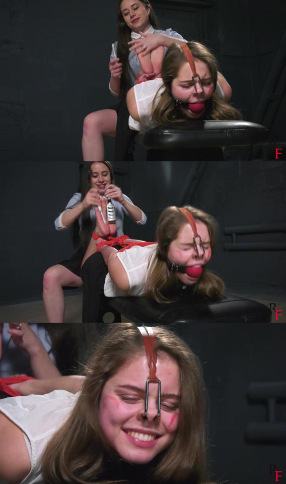 Revenge for school bully - I will punish you with tickling, bitch! Part 2  购买地址<span style='color:#b0b0b0;'>[隐藏文字，购买后可见]</span><br>之前的惩罚没有让 Leya 学到什么教训，<br>回到学校，她又开始用各种脏话称呼 Tonya。<br>这一次，Tonya 把她的毒舌朋友驷马捆绑，<br>给她的鼻子挂上铁钩，<br>往她的嘴里塞了一个巨大的口球，<br>并决心让她好好受罪，反思她的所作所为。<br>原来很神气的 Leya 束手无策，<br>这些奇怪的道具让她看起来就像一只小猪。<br><br>毕竟，以前她正是用“母猪”一词来侮辱 Tonya 的<br>Tonya 用双手和电动牙刷不停搔弄 Leya 的赤脚。<br>但是，Leya 还远远没有感到忏悔，<br>只要一有喘息的机会，<br>她就继续插科打诨，<br>透过口球喃喃地辱骂 Tonya。<br>这只会更加激怒和挑起Tonya 的报复心